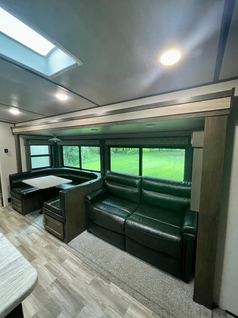 Pet Friendly and Kid Approved Spacious Camper Towable trailer in Bloomington