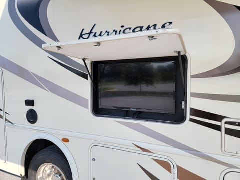 2018 Thor Motor Coach Hurricane 34J Drivable vehicle in Frederick