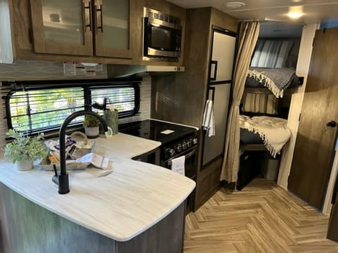 2022 Forest River RV Wildwood XL Lite T241BHX-Luxury Glamping Towable trailer in Lakewood