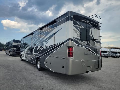 2022 Thor Motor Coach Miramar 37.1 Drivable vehicle in Plantation