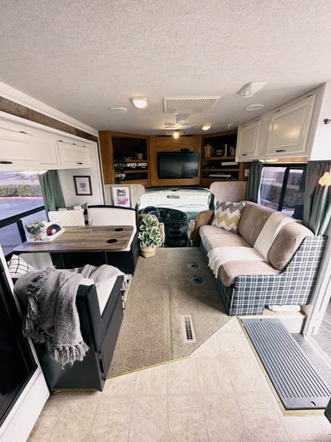 Hi I’m Toby the 2006 Fleetwood RV Tioga 31M Drivable vehicle in Vancouver
