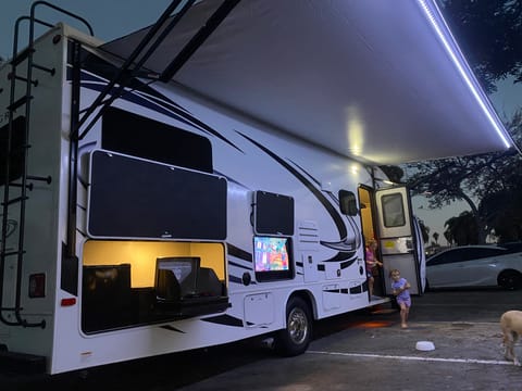 2021 Entegra Coach Odyssey 25r dream ride Vehículo funcional in Santee