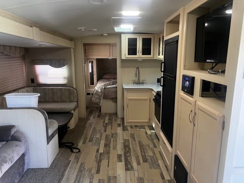 2017 Winnebago Minnie+ 27BHSS Towable trailer in Placentia