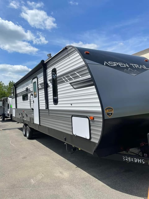 2022 Dutchmen RV Aspen Trail 3280BHS Towable trailer in Wallingford