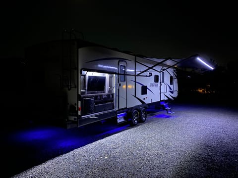 2018 Venture RV SportTrek 322VBH Towable trailer in Garden City