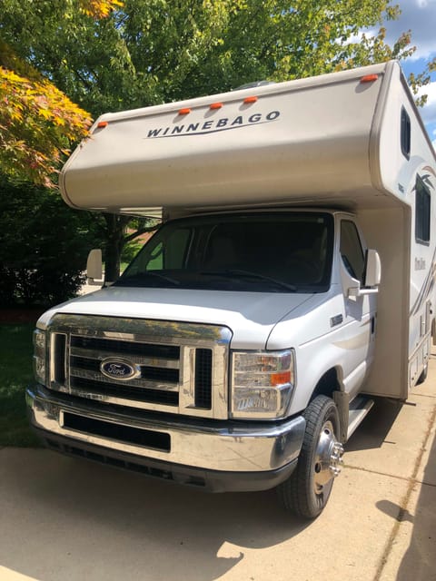 John's Winnebago Minnie Winnie 22R Drivable vehicle in Auburn Hills