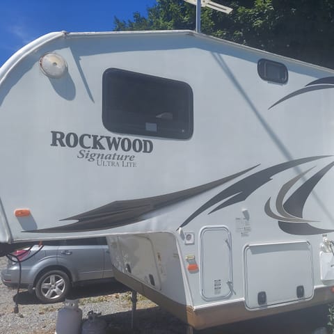 2012 Forest River RV Rockwood Signature Ultra Lite 8281SS Tráiler remolcable in Carlisle
