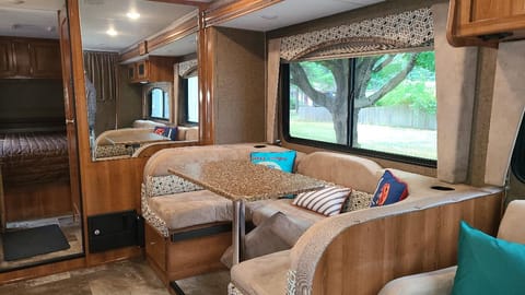 "TURN-KEY" PET-FRIENDLY & KID-APPROVED MOTORCOACH Véhicule routier in Northampton