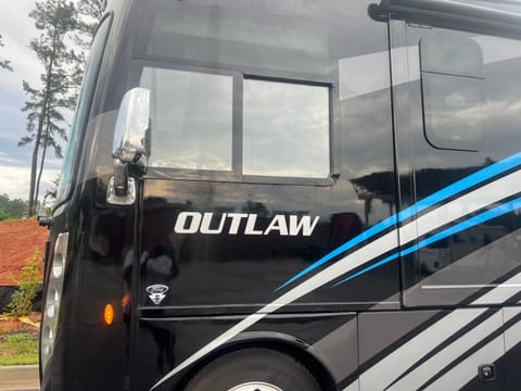 2023 Thor Motor Coach Outlaw 38MB Vehículo funcional in Griffin