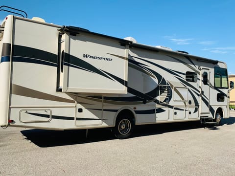 Thor Hurricane 34E with washer and dryer Véhicule routier in Collierville