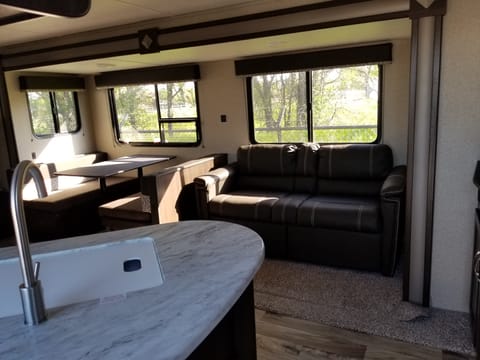 PET FRIENDLY 2019 Keystone RV Springdale 282BH Ziehbarer Anhänger in Yukon