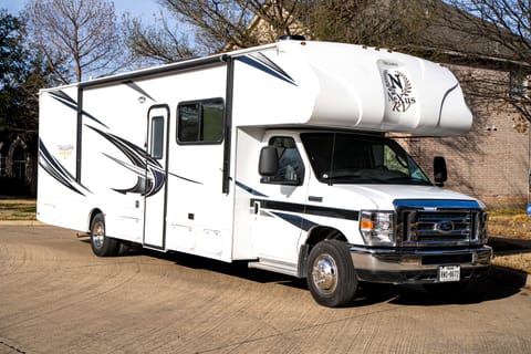 2021 Nexus RV Triumph 30T Drivable vehicle in The Colony