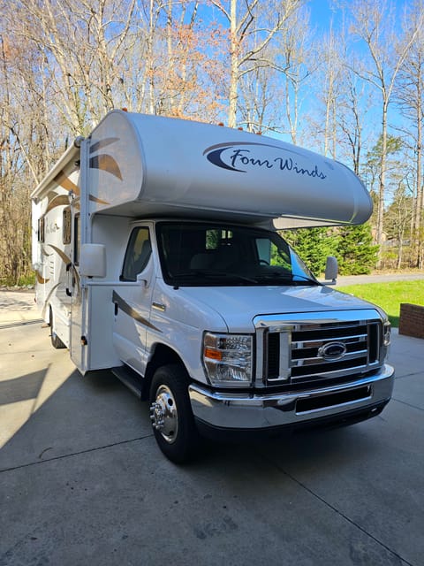 2014 Thor Motor Coach Four Winds 24C Drivable vehicle in Greensboro