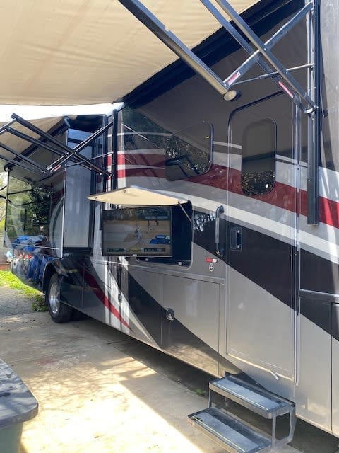 Building Memories 2019 Thor Challenger 37TB Drivable vehicle in Pasadena