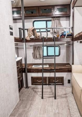 Luxury Bunkhouse 5th Wheel RV, with 2 rooms Towable trailer in Jenks