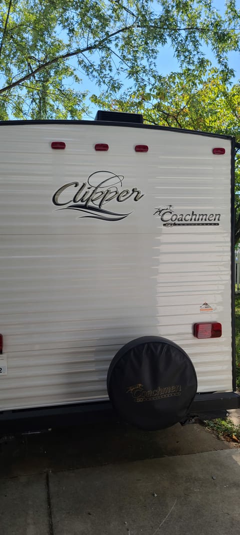 2015 Coachmen RV Clipper Ultra-Lite 17BH Towable trailer in Saint Charles