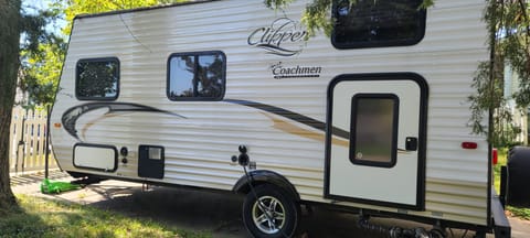 2015 Coachmen RV Clipper Ultra-Lite 17BH Towable trailer in Saint Charles