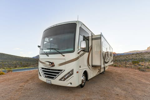 2017 Thor Hurricane 29M (Sleeps 8, Wi-Fi included) Drivable vehicle in Rhodes Ranch