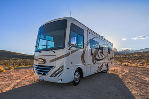 2017 Thor Hurricane 29M (Sleeps 8, Wi-Fi included) Drivable vehicle in Rhodes Ranch