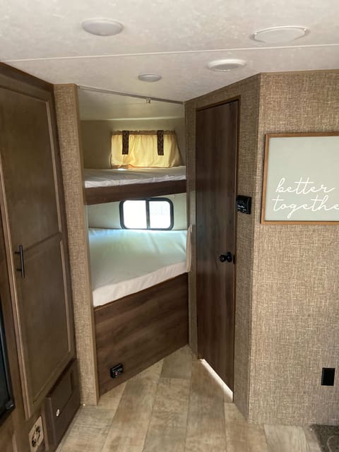 Cozy & Beautiful Trailer Sleeps Up To 10 People! Towable trailer in Gilbert