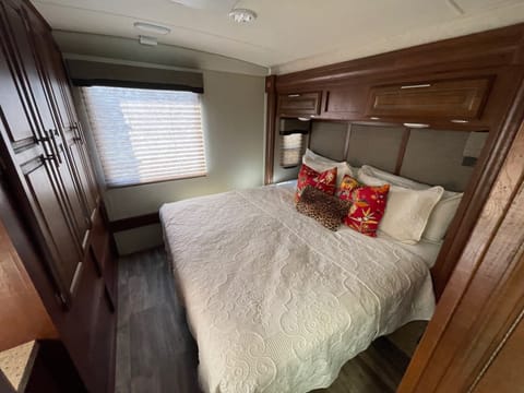 2017 Forest River RV Georgetown 3 Series 30X3 Drivable vehicle in Menomonee Falls