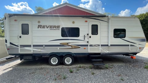 2012 Shasta RVs Revere 27BH Towable trailer in Vineland