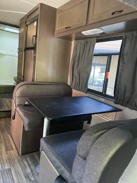 2018 THMC MAJESTIC 23A RV / Sleeps 7 Seats 7 / Easy to Drive Drivable vehicle in Seattle