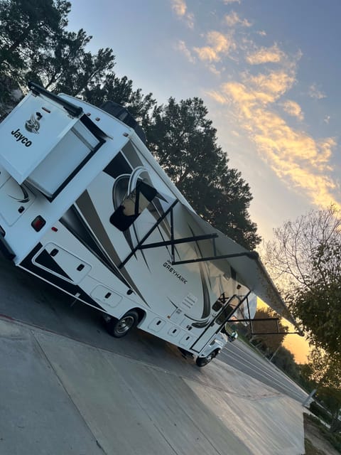 Meet Turbo the SUN CHASER! Jayco GreyHawk 30z Véhicule routier in Moreno Valley