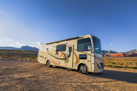 Thor Hurricane - Sleeps 8 - WiFi Starlink Included Drivable vehicle in Rhodes Ranch