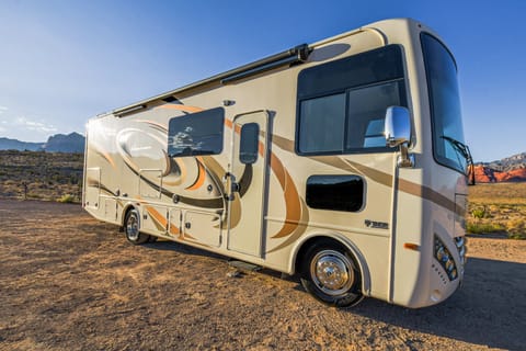 Thor Hurricane - Sleeps 8 - WiFi Starlink Included Drivable vehicle in Rhodes Ranch