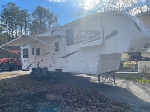 2011 Keystone RV Cougar 325SRX Towable trailer in Egg Harbor Township