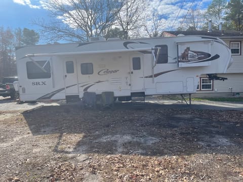 2011 Keystone RV Cougar 325SRX Towable trailer in Egg Harbor Township