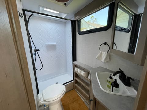Off-Grid-Ready Travel Trailer w/ Luxury Amenities Towable trailer in OFallon