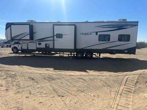 2022 Forest River RV Armored 351A13 Rimorchio trainabile in Riverside