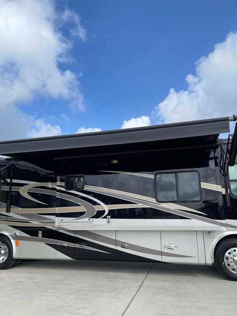 2010 Tiffin Motorhomes Phaeton 40’ Drivable vehicle in Belle Chasse