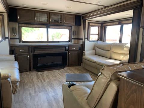 2019 Grand Design Solitude 375RES Rimorchio trainabile in Desert Ridge