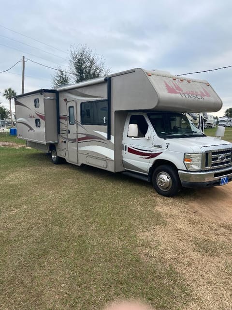 2014 Itasca Spirit 31HP Drivable vehicle in Bay Lake