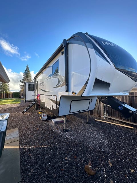 Brand New Glamping 5th Wheel- No Towing Necessary Tráiler remolcable in Redding