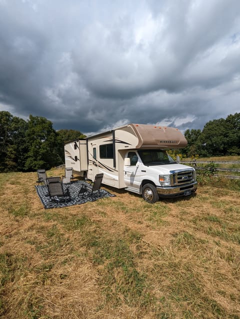 Winona- Fully Stocked 2017 Winnebago Minnie Winnie Drivable vehicle in Johnson City