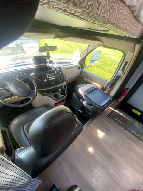 Home Away From Home Fleetwood RV Tiago 25G Veicolo da guidare in Van Nuys