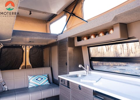 Mercedes 4x4 All-Inclusive Luxury Pop-Top Camper Van aménagé in Seattle