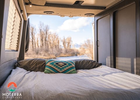 Mercedes 4x4 All-Inclusive Luxury Pop-Top Camper Campervan in Seattle