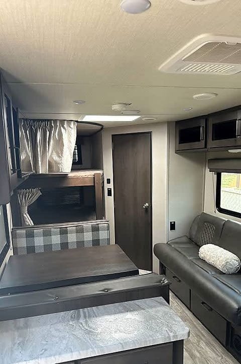 2022 - Transcend 99$ A Night All of August Towable trailer in Millcreek