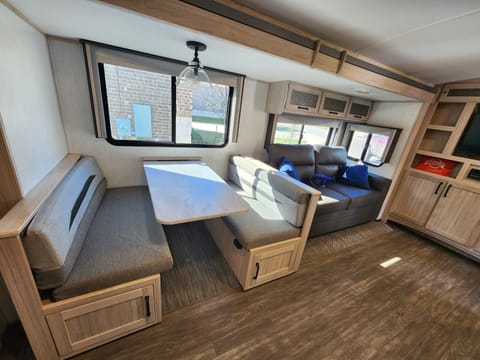 2022 Cruiser Twilight Signature TWS 3300 Towable trailer in Leander