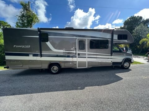 32ft Fully Equipped RV | Sleeps up to 6 Drivable vehicle in South Gulf Cove