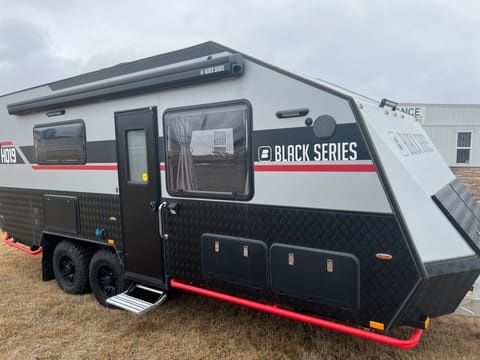 2022 Black Series Camper Black Series HQ19 Ziehbarer Anhänger in Jenks