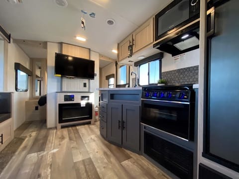 Luxurious RV (Hank) with queen/bunk beds, bath Towable trailer in Modesto