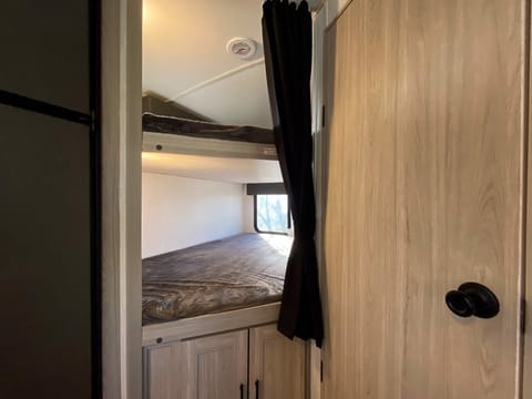 Luxurious RV (Hank) with queen/bunk beds, bath Towable trailer in Modesto