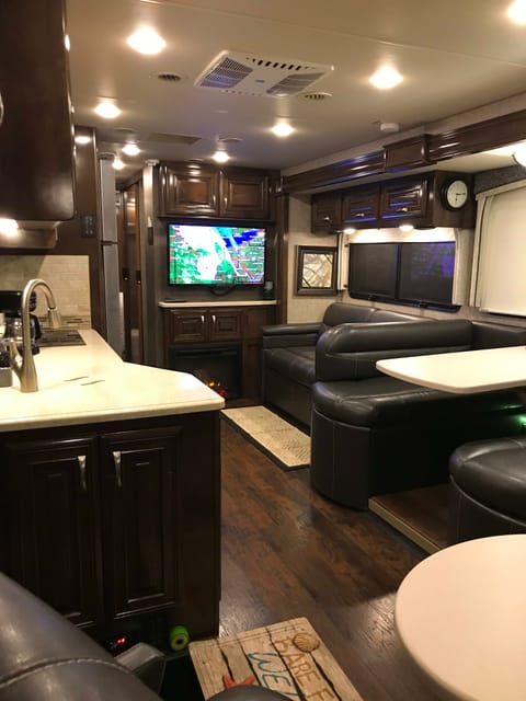 2018 Thor Miramar 37.1-Bunks and 2 full bathrooms Drivable vehicle in Mansfield