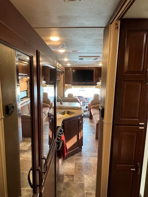 2016 Thor Motor Coach Chateau 31W Drivable vehicle in Chico